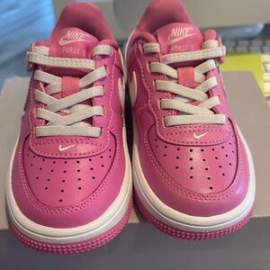 NWT Nike Kids Pink & White Low-Top Sneakers